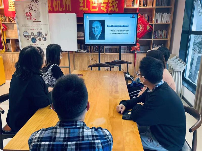 91吃瓜
家庭教育研究院巾帼文明岗教育行